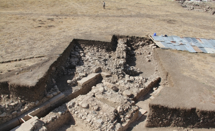 Çorum’da 1800 yıllık havuz ve veranda bulundu