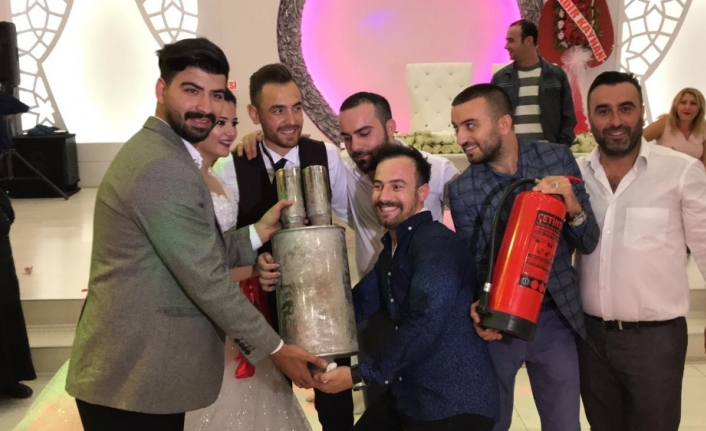 Damada düğününde egzoz ve yangın tüpü taktılar