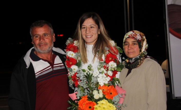 Dünya ikincisi güreşçiye mehteranlı karşılama