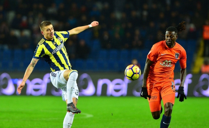 Fenerbahçe evinde Başakşehir’e karşı kazanıyor