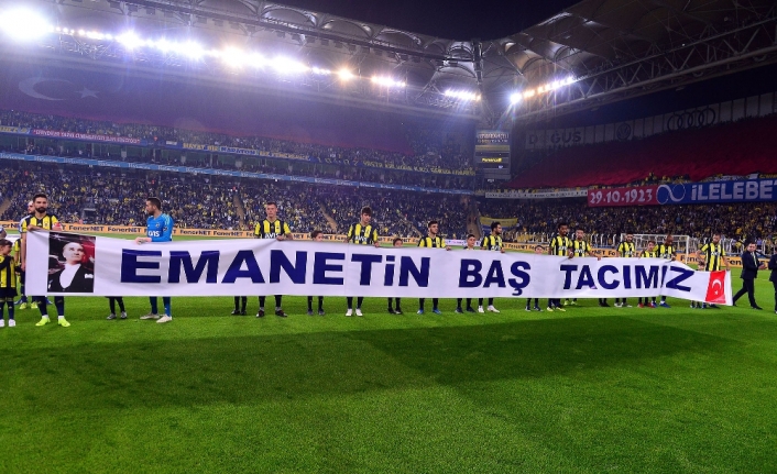 Fenerbahçeli futbolcular Cumhuriyet Bayramı’nı kutladı