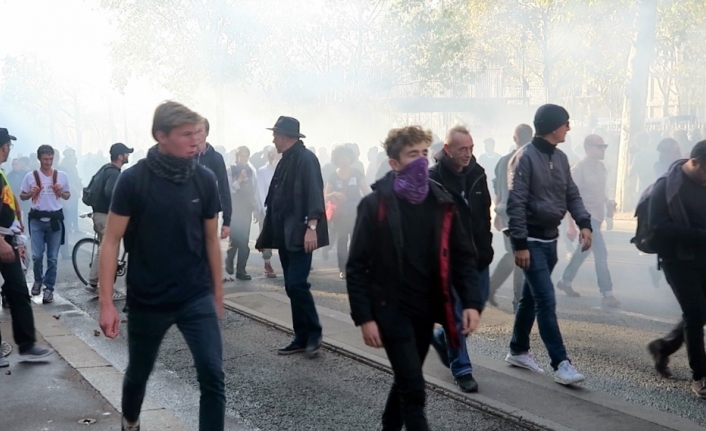 Fransa’da hükümet protesto edildi