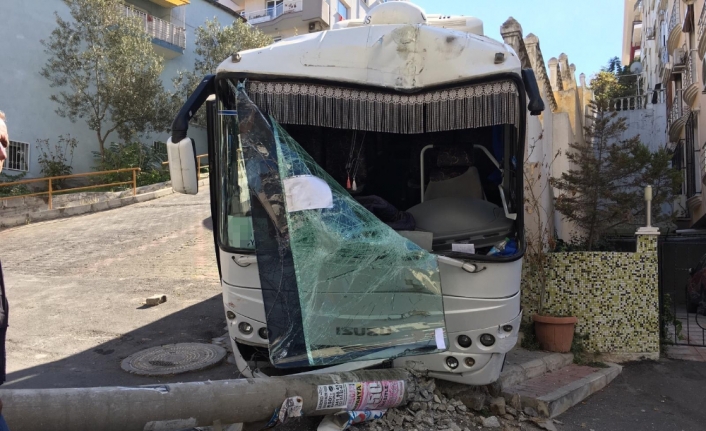 Freni boşalan midibüs dehşet saçtı