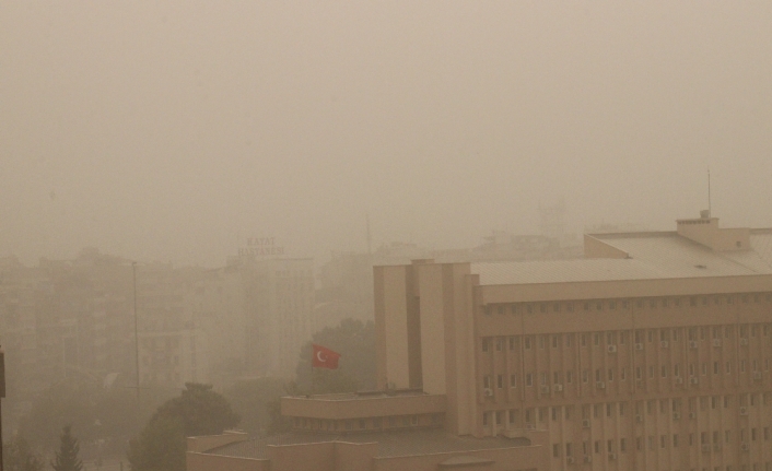 Gaziantep’te toz nedeniyle göz gözü görmüyor