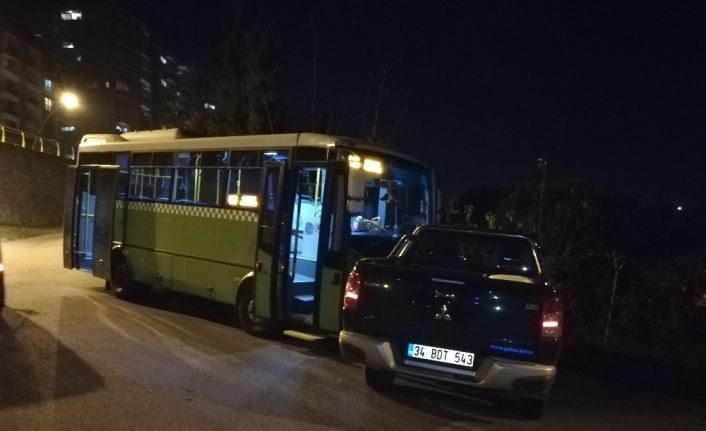 Halk otobüsü ile kamyonet kafa kafaya çarpıştı: 2 yaralı