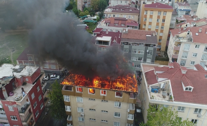 Halkalı’da binanın çatı katı alev alev yandı