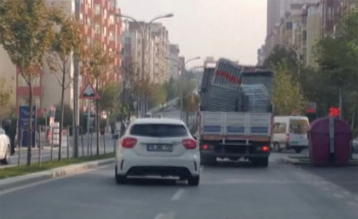 İstanbul’da aşırı yüklü kamyonlar trafikte tehlike saçtı