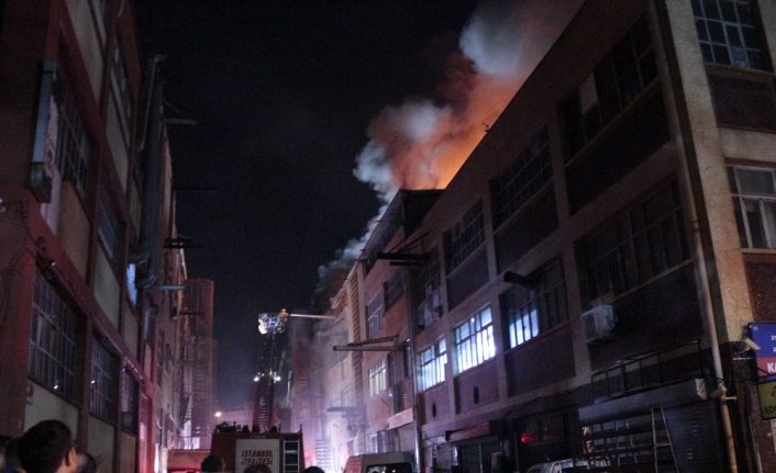 İstanbul’da iş merkezinde korkutan yangın