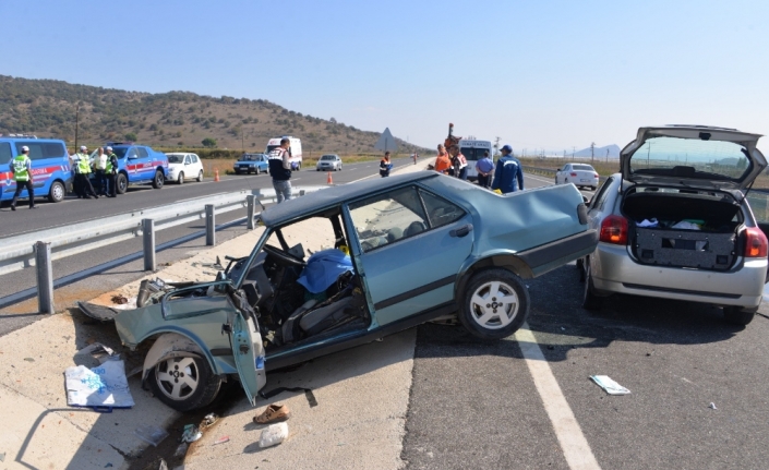 İzmir’de iki otomobil çarpıştı: 2 ölü, 2 yaralı