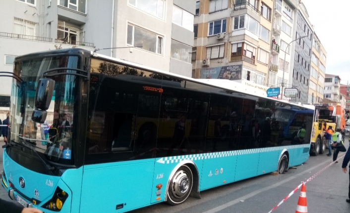 Kadıköy’de yol çöktü