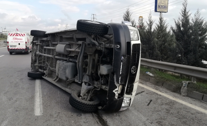 Kontrolden çıkan işçi servisi devrildi: 8 yaralı