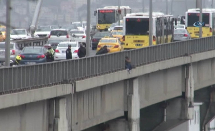 Köprüdeki intihar girişimi trafiği kilitledi