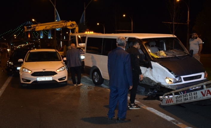 Lastiği fırlayan minibüs 2 araca çarptı