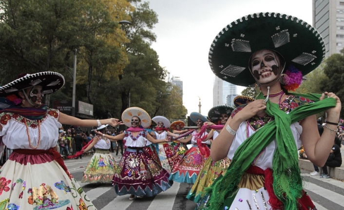 Meksika’da "Ölüler Günü" Festivalinde renkli görüntüler