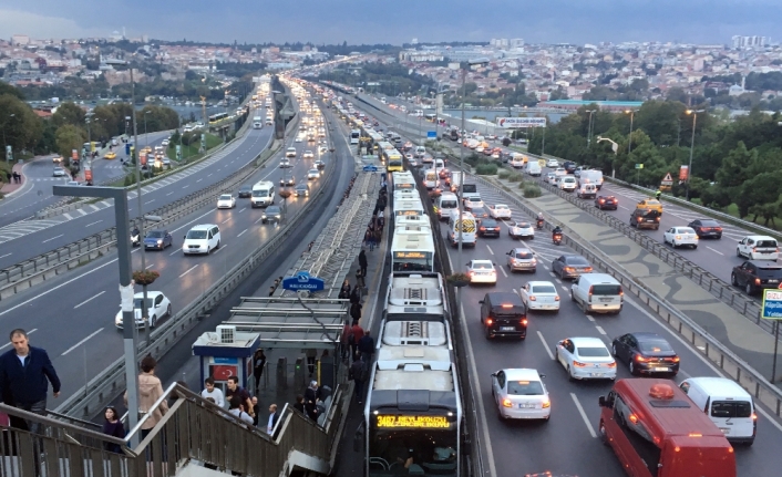 Metrobüs arıza yaptı, kuyruk oluştu