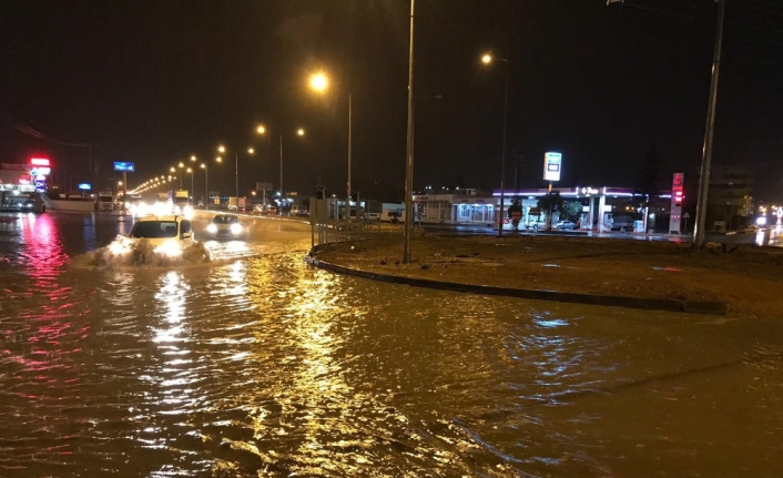 Nusaybin’de sağanak yağış hayatı olumsuz etkiledi