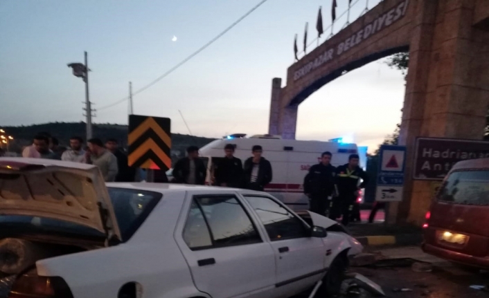 Otomobil ile minibüs çarpıştı: 10 yaralı