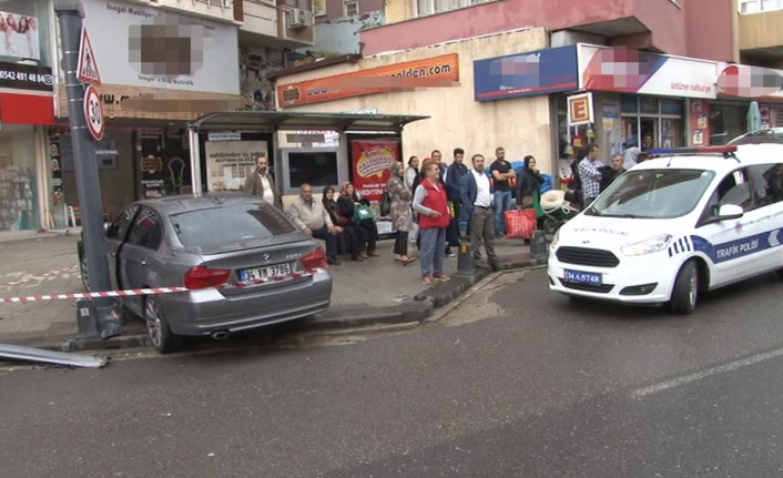 Otomobil otobüs durağına daldı: 3 yaralı