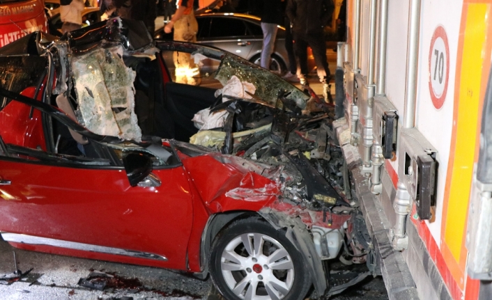 Otomobil TIR’ın altına girdi: 1 ölü 2 yaralı