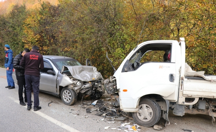 Otomobille kamyonet çarpıştı: 1 ölü 6 yaralı