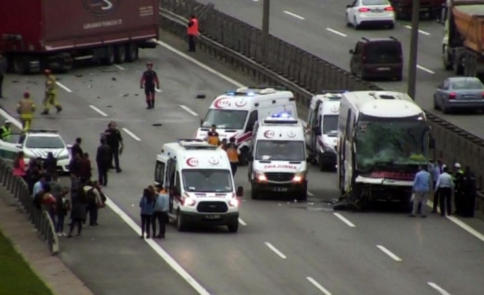Pendik’te tır ile yolcu otobüsü çarpıştı: Trafik durdu