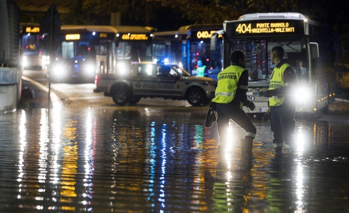 Roma’da dolu hayatı felç etti