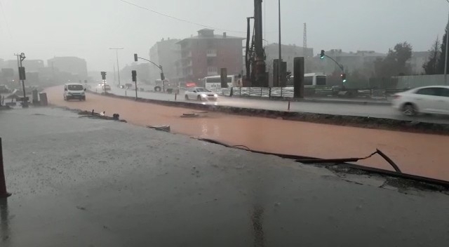 Sağanak yağış vatandaşlara zor anlar yaşattı