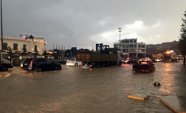 Sakarya’da sağanak yolları göle çevirdi