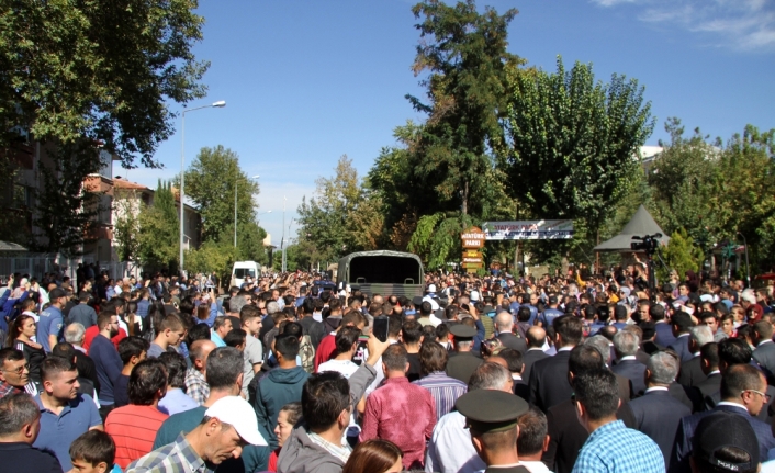 Şehidi uğurlamaya gelenler meydana sığmadı