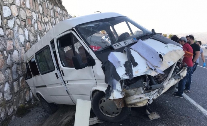 Servis aracı şarampole uçtu: 6 yaralı
