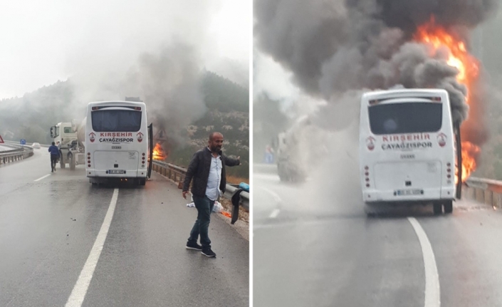 Seyir halindeki otobüs alev alev yandı