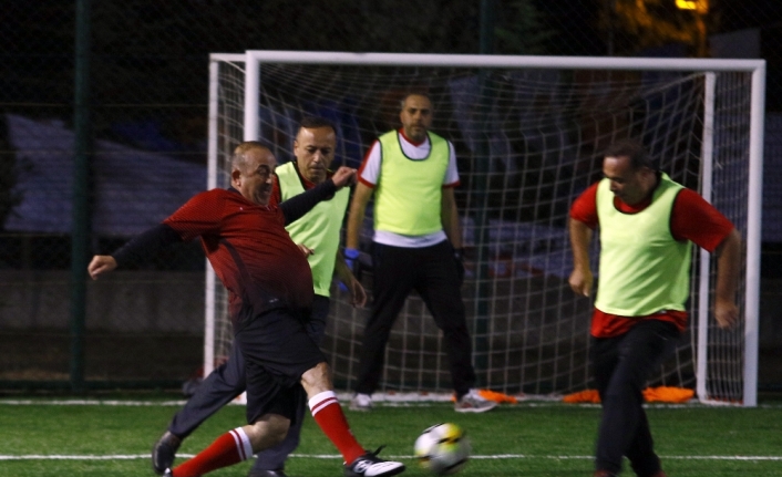 Siyasete futbol arası