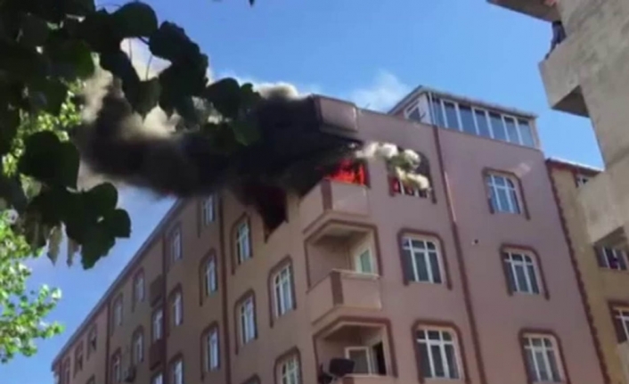 Sultangazi’de binanın çatı katı alev alev yandı
