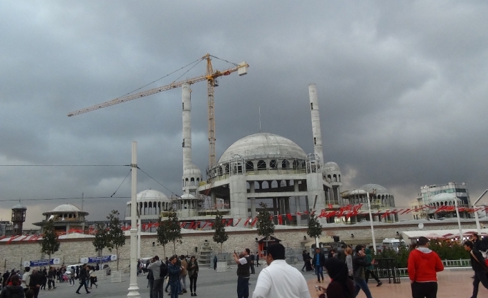 Taksim’de sağanak yağış