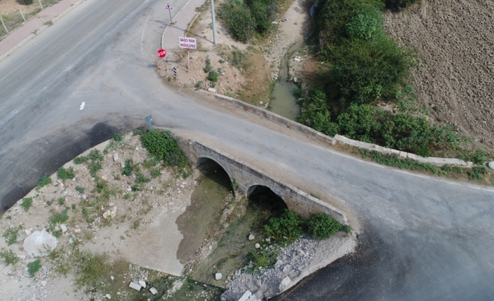 Tarihi köprüye hem asfalt hem beton döküldü