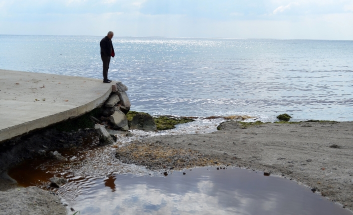 Tekirdağ’da dere kızıla döndü