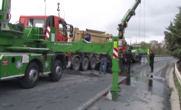 TEM’de hafriyat kamyonu devrildi, trafik durma noktasına geldi