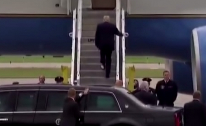 Trump’ın ayakkabısına tuvalet kağıdı yapıştı