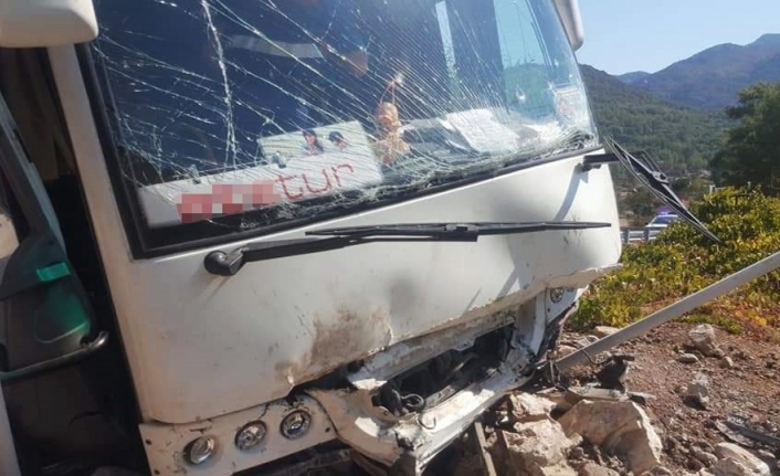 Tur midibüsü kayalıklara çarptı: 28 yaralı