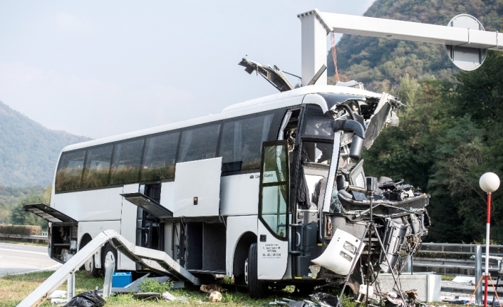 Turist otobüsü direğe çarptı: 15 yaralı