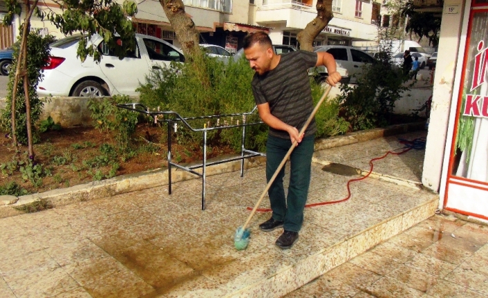 Vatandaşlar toz bulutunun bıraktığı izleri silmeye çalışıyor