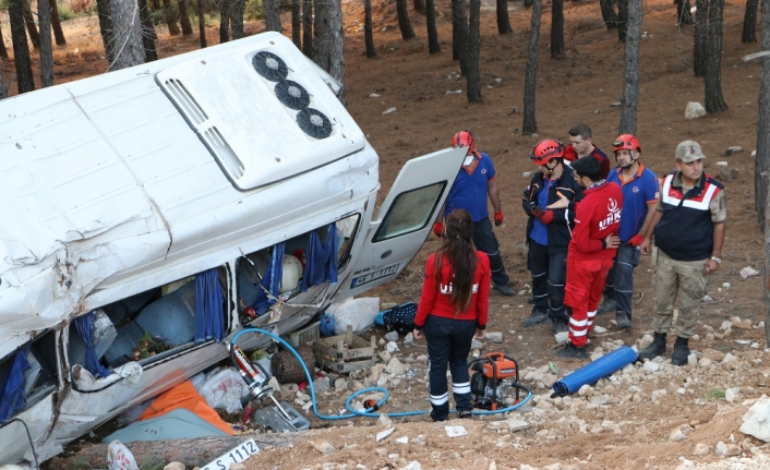 Yolcu minibüsü şarampole uçtu: 1 ölü, 11 yaralı