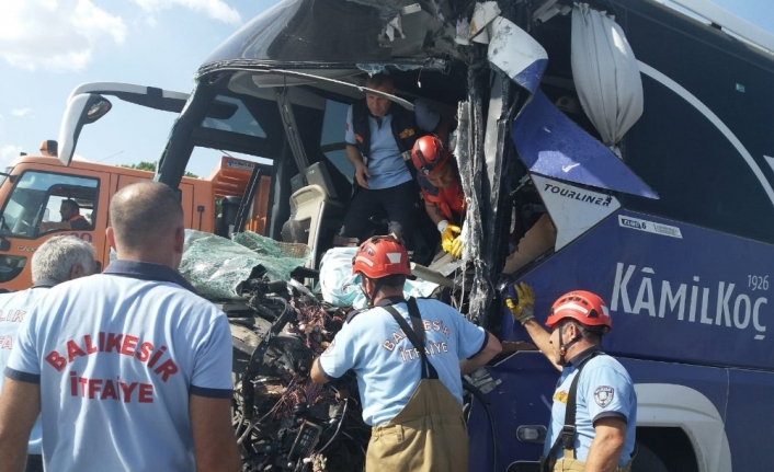 Yolcu otobüsü temizlik aracına çarptı: 1 ölü, 15 yaralı