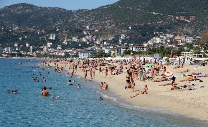 Yurtta kar, Alanya’da deniz keyfi