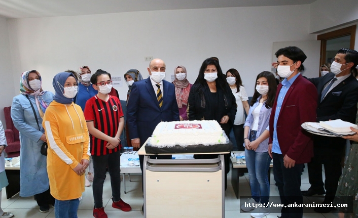 Başkan Altınok LGS öncesinde öğrencilerle pasta kesti