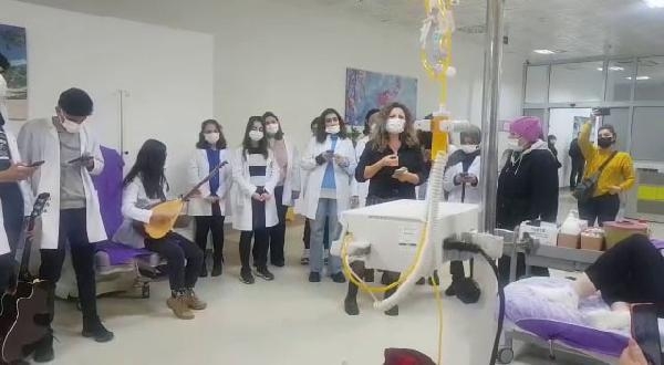 ADÜ Tıp Fakültesi öğrencilerinden kemoterapi hastalarına moral konseri