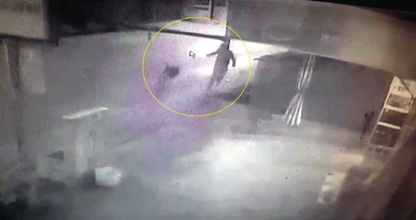 Bakkala giderken köpek saldıran çocuk yaralandı; o anlar kamerada