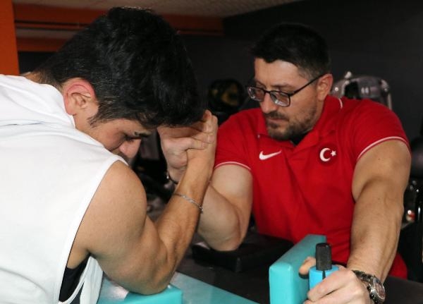 Bileği bükülmeyen Türk, 10'uncu kez dünya şampiyonu oldu - Yeniden