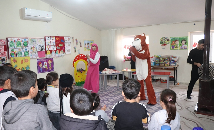 Gönüllü öğretmen ve öğrenciler, köy köy gezip masal anlatıyor