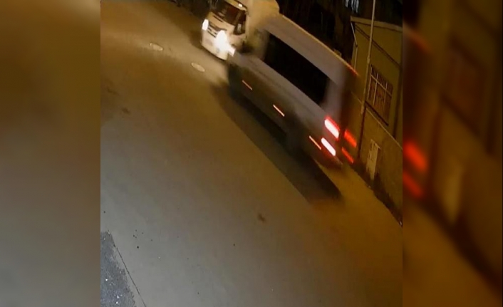 Kamyonet ile minibüs çarpıştı: 11 yaralı, o anlar kamerada